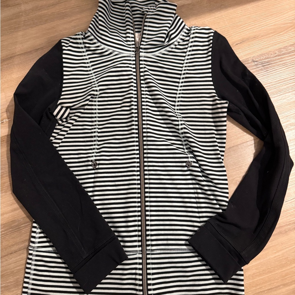 Lululemon black and sea foam stripe scuba jacket